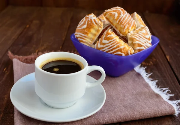 Τραγανό μπισκότο με λευκή σοκολάτα και μαύρο φλιτζάνι καφέ — Φωτογραφία Αρχείου