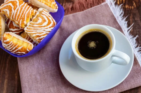 Τραγανό μπισκότο με λευκή σοκολάτα και μαύρο φλιτζάνι καφέ — Φωτογραφία Αρχείου