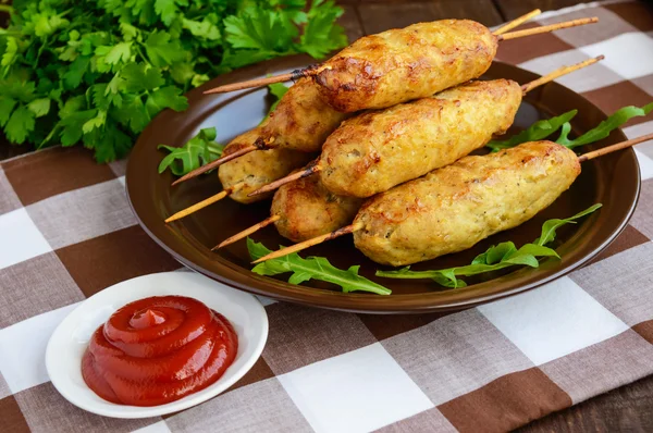 Carne grelhada em um espeto - lula kebab . — Fotografia de Stock