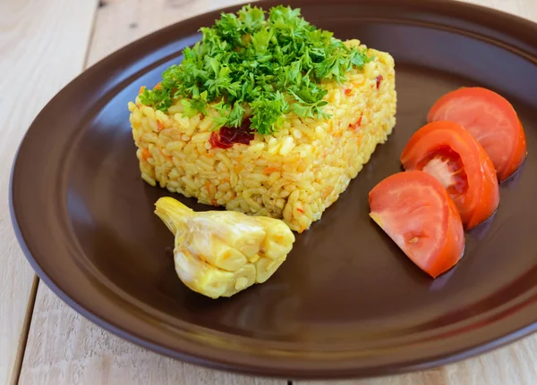 Centraal Aziatische traditionele schotel - pilaf (plov risotto) in de vorm van een vierkant, versierd met gehakte peterselie — Stockfoto