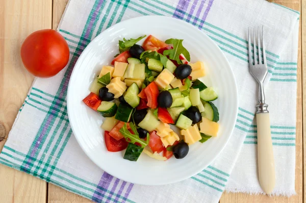 Frischer Diätsalat mit Gurken, Tomaten, Olivenkäse, Paprika, Rucola — Stockfoto