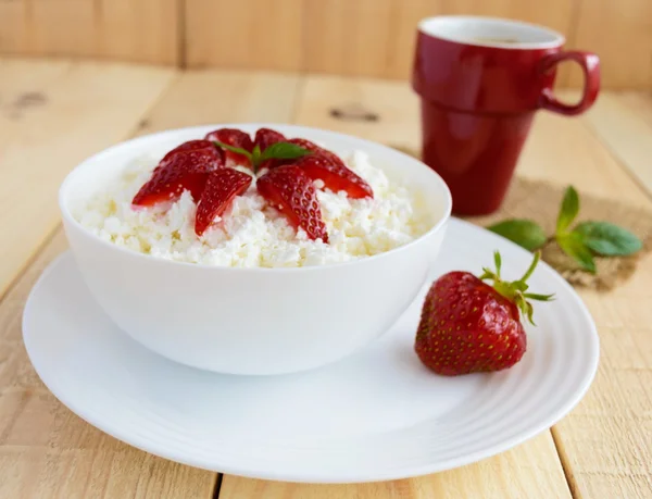 Hausgemachter Quark mit frischen Erdbeeren, Minzblättern als Dekoration — Stockfoto