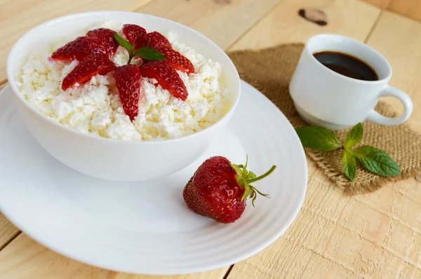 Queso cottage casero con fresas frescas, decoración de hojas de menta —  Fotos de Stock