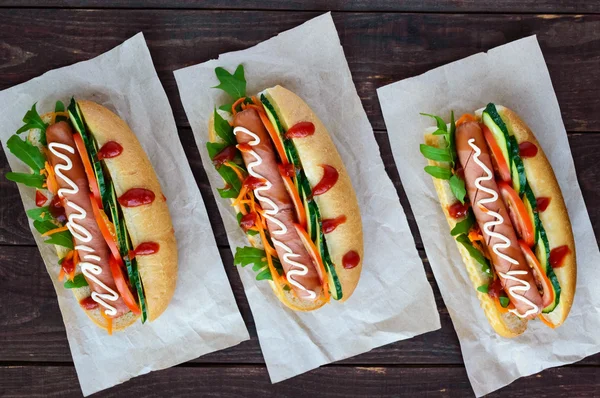 Domowe hot dogi z warzywami, soczysta kiełbasa i rukolą — Zdjęcie stockowe