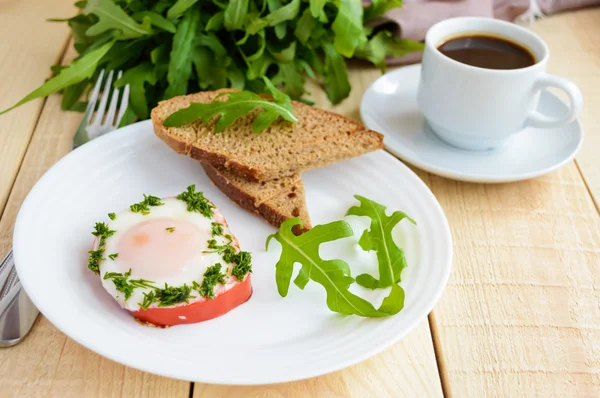 Ovos mexidos, assados em um anel de pimentão, torrada, folhas de arugula e uma xícara de café . — Fotografia de Stock