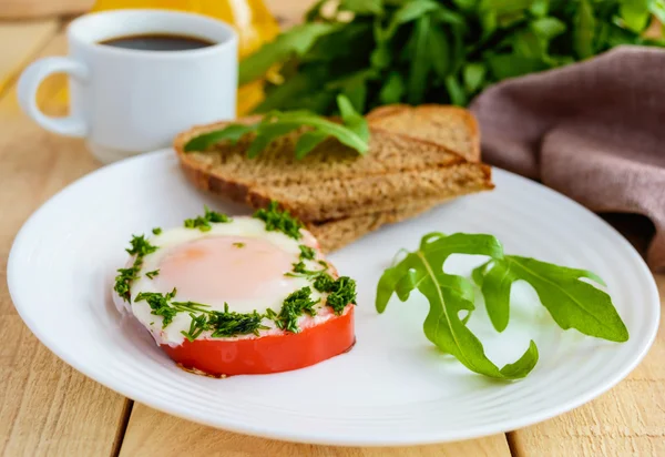 Scrambled eggs, baked in a ring bell pepper, toast, arugula leaves and a cup of coffee. — Stock Photo, Image