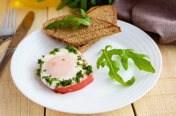 Ovos mexidos, assados em um anel pimentão, torrada, folhas de arugula . — Fotografia de Stock