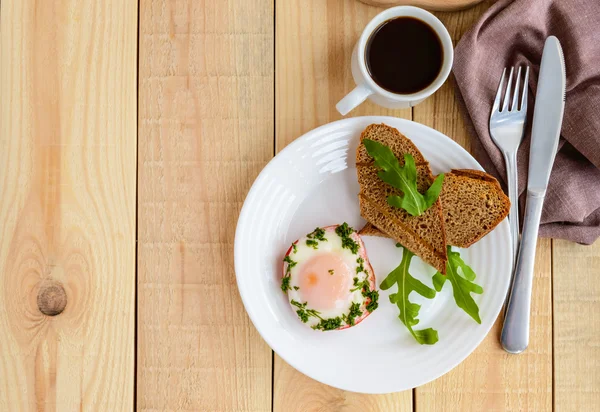Яичница, запечённая в перце, тосты, листья рукколы и чашка кофе . — стоковое фото