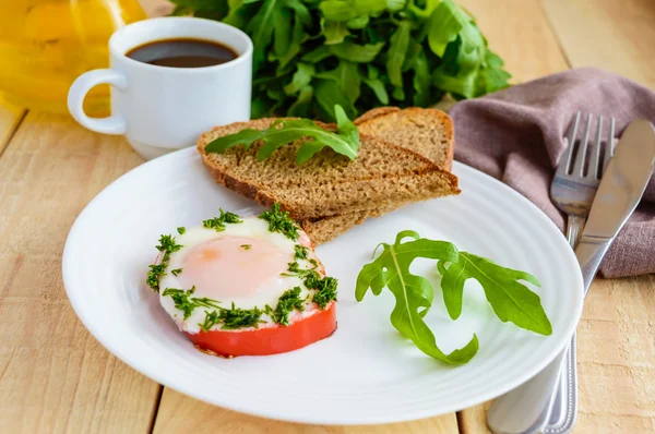 Ovos mexidos, assados em um anel de pimentão, torrada, folhas de arugula e uma xícara de café . — Fotografia de Stock