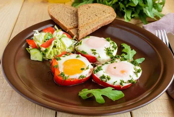 Äggröra bakad i en ring paprika, toast, ruccola blad och en lätt sallad med Vitkål, paprika, gurka. — Stockfoto
