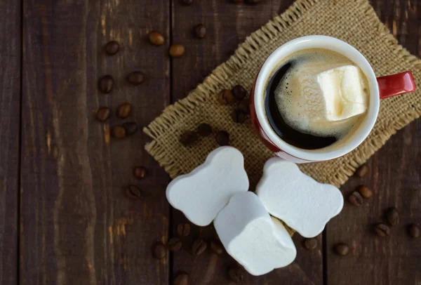 Ένα φλιτζάνι μαύρο καφέ (εσπρέσο) και γλυκό marshmallow σε σκούρο φόντο ξύλινη — Φωτογραφία Αρχείου