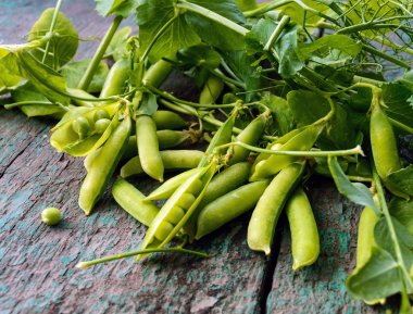 Yeşil taze bezelye ve sapları aldı