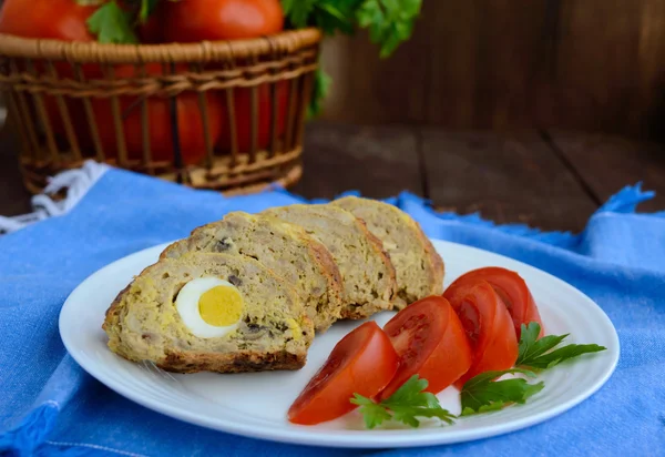 Мясной рулет с грибами и вареное яйцо. Закрыть . — стоковое фото