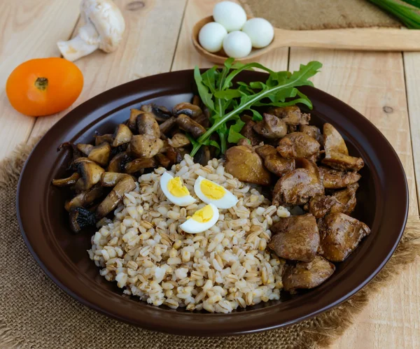 Kasza jęczmienna, smażone pieczarki i kaczka wątroba, gotowane jajka przepiórcze, pomidory, rukola - zdrowa żywność — Zdjęcie stockowe