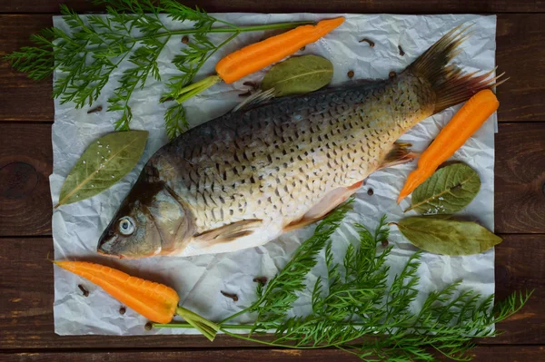 Riviervissen - brasem met kruiden op een houten achtergrond. — Stockfoto