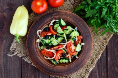 Diyet salata sebze, zeytin ve yağı ile. Akdeniz mutfak