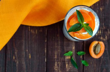 Yaz süzme peynir tatlı taze kayısı ile