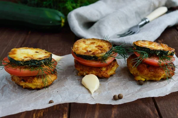 Snack in Form von Sandwichschnitzel, gebratenen Zucchini, frischen Tomaten und Gemüse. — Stockfoto