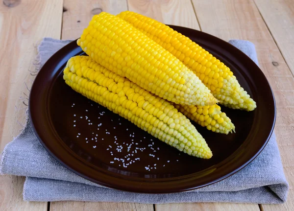 Boiled cobs of sweet corn on a clay plate. — Stock Photo, Image