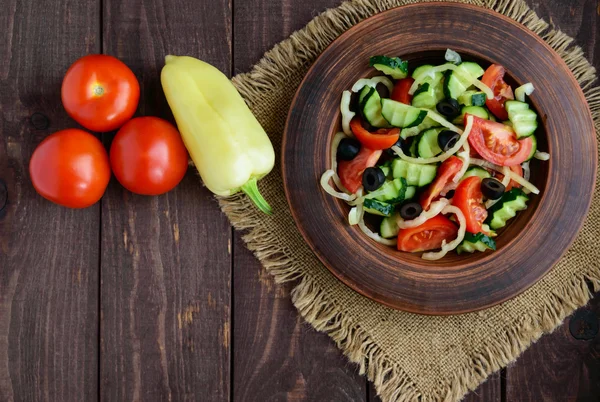 Dietary salad with vegetables, olives and oil. Mediterranean Kitchen — Stock Photo, Image