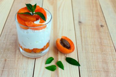 Yaz süzme peynir tatlı taze kayısı ile