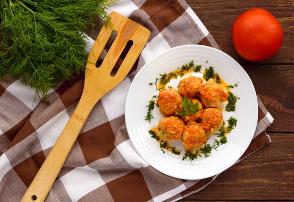 Palle di carne su un piatto bianco con verdi . — Foto Stock