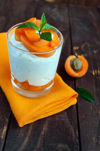 Літній сирний десерт зі свіжими абрикосами — стокове фото