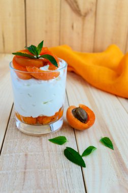 Yaz süzme peynir tatlı taze kayısı ile