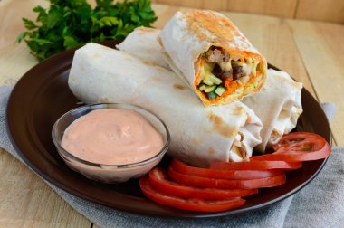 Shawarma - Orta Doğu (Arapça) çanak ile doldurulmuş pide (lavaş): ızgara et, sos, sebze.