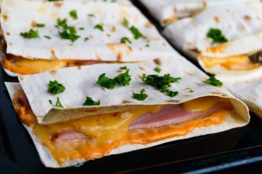 Katman pastadan sosis, peynir ile doldurulmuş bir ince pide (pizza)