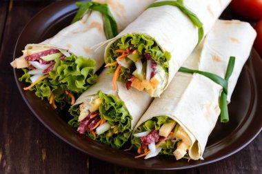 Pide (lavaş) meze dolması ile: salam, peynir, turşu, havuç, sos, yeşillik. Shawarma.