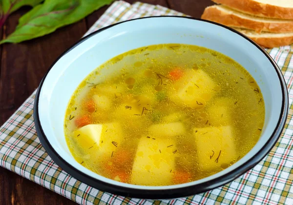 ジャガイモ - エンドウ豆は、暗い背景上にボウルにスープします。ビーガン料理. — ストック写真