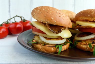 Sulu pirzama, arugula, pastırma, sebze ve mozzarella ile ev yapımı hamburger
