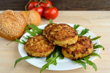 Sulu ev yapımı pirzola (sığır eti, domuz eti, tavuk) beyaz bir arka plan üzerinde. Bir hamburger için