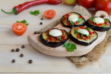 Kırmızı biber, sarımsak, otlar ve mozzarella ile baharatlı patlıcan dilimleri