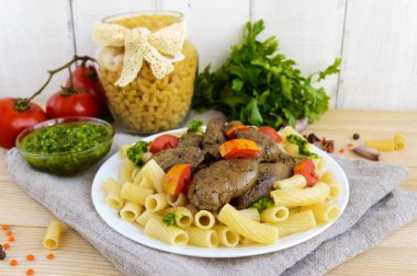 Makarna ve kızarmış karaciğer (tavuk, ördek) ile kaz pesto ve beyaz zemin üzerine domates