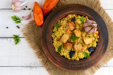 Haşlanmış pirinç kızarmış tavuk, havuç, baharatlar ile (Geleneksel Asya yemeği - pilav).