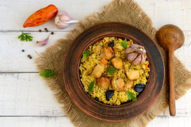 Haşlanmış pirinç kızarmış tavuk, havuç, baharatlar ile (Geleneksel Asya yemeği - pilav)