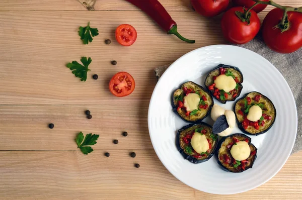 Fatias de berinjela frita picante com pimenta vermelha, alho, ervas e mussarela . — Fotografia de Stock