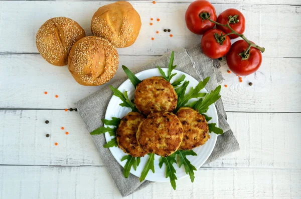 Côtelettes maison juteuses (boeuf, porc, poulet) sur fond blanc. Pour un hamburger . — Photo