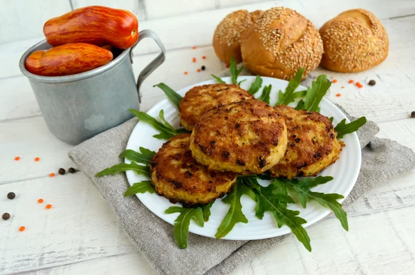 Chuletas caseras jugosas (carne de res, cerdo, pollo) sobre un fondo blanco. Para una hamburguesa — Foto de Stock