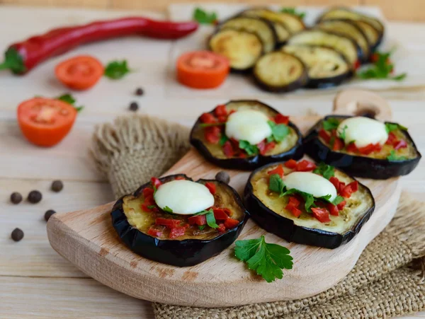 Kırmızı biber, sarımsak, otlar ve mozzarella ile baharatlı patlıcan dilimleri — Stok fotoğraf