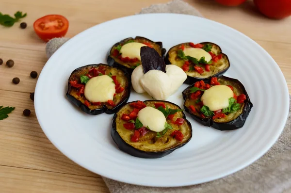 Fűszeres sült padlizsán szeletek pirospaprika, fokhagyma, gyógynövények és mozzarella — Stock Fotó