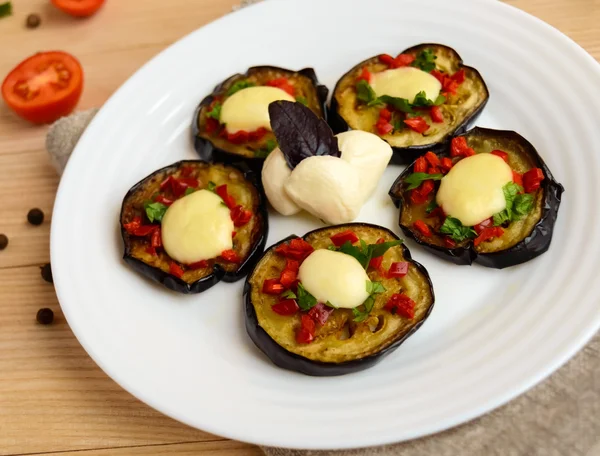 Fűszeres sült padlizsán szeletek pirospaprika, fokhagyma, gyógynövények és mozzarella — Stock Fotó