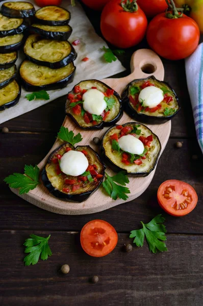 Fűszeres sült padlizsán szeletek pirospaprika, fokhagyma, gyógynövények és mozzarella — Stock Fotó