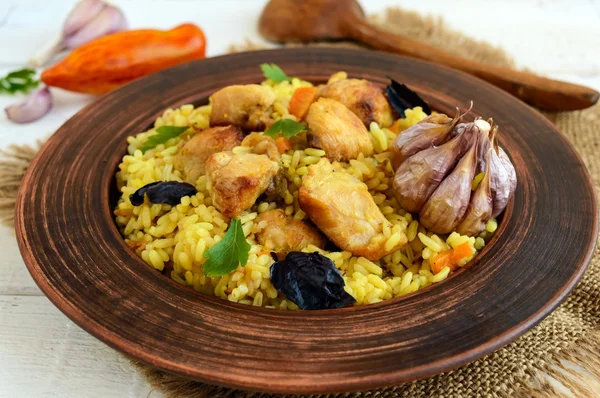 Arroz hervido con pollo asado, zanahorias, especias (plato tradicional asiático - pilaf ). — Foto de Stock