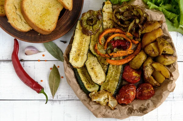 Viel gegrilltes Gemüse (Kartoffeln, Tomaten, Karotten, Zwiebeln, Zucchini)). — Stockfoto