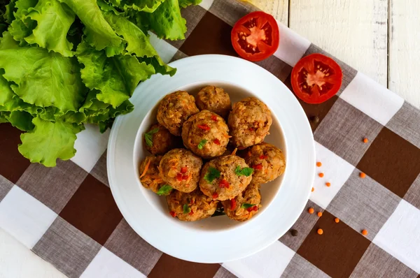 Bolas de carne com pimenta e ervas em uma tigela branca. A vista superior — Fotografia de Stock