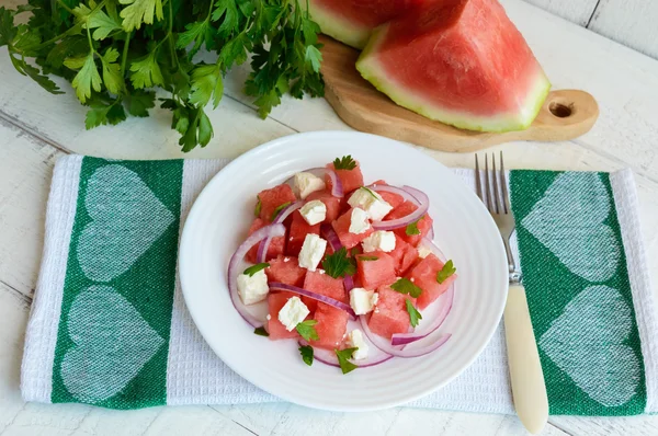 Dietary sallad från färsk vattenmelon, blå lök och getost (fetaost). — Stockfoto