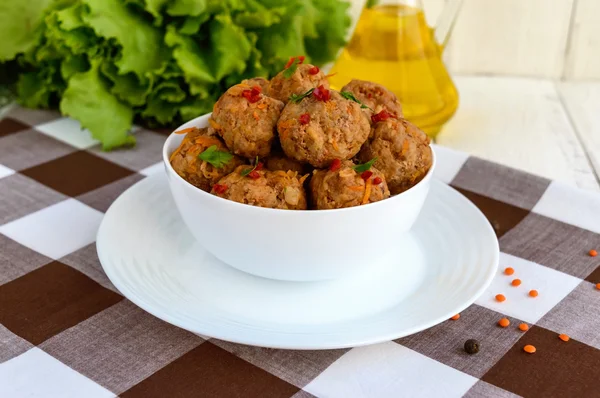 Boulettes de viande avec du piment et des herbes dans un bol blanc gros plan — Photo